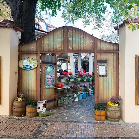 Luxury Retreat By Charles Bridge Apartment Prague Exterior photo